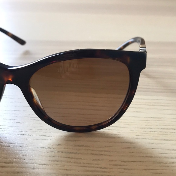 Lightly used Burberry Tortoise frame sunnies - Picture 4 of 6